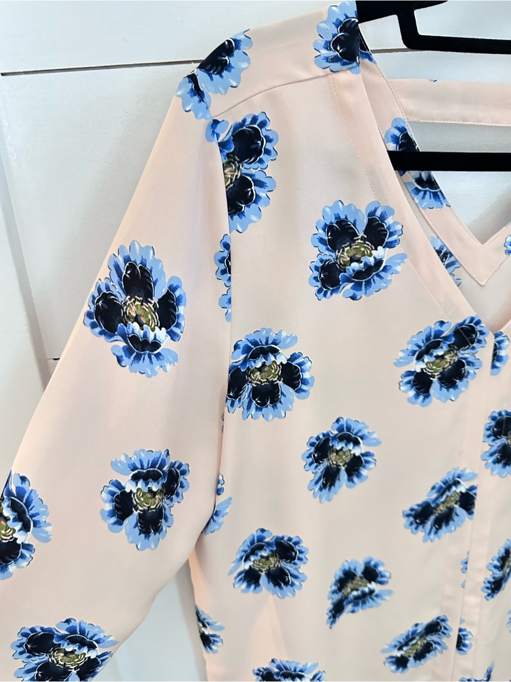 LOFT Blush Pink Blue Floral V-Neck Blouse Long Sleeve Feminine Top Large classic - Picture 6 of 11